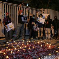 Aksi dukungan untuk Myanmar digelar di depan Kantor ASEAN, Jakarta. Massa tampak membawa poster dan lilin saat ikut serta dalam aksi tersebut