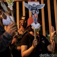 Aksi dukungan untuk Myanmar digelar di depan Kantor ASEAN, Jakarta. Massa tampak membawa poster dan lilin saat ikut serta dalam aksi tersebut