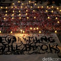 Aksi dukungan untuk Myanmar digelar di depan Kantor ASEAN, Jakarta. Massa tampak membawa poster dan lilin saat ikut serta dalam aksi tersebut