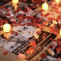 Aksi dukungan untuk Myanmar digelar di depan Kantor ASEAN, Jakarta. Massa tampak membawa poster dan lilin saat ikut serta dalam aksi tersebut