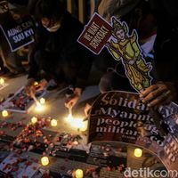 Aksi dukungan untuk Myanmar digelar di depan Kantor ASEAN, Jakarta. Massa tampak membawa poster dan lilin saat ikut serta dalam aksi tersebut