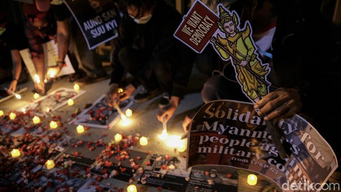 Aksi dukungan untuk Myanmar digelar di depan Kantor ASEAN, Jakarta. Massa tampak membawa poster dan lilin saat ikut serta dalam aksi tersebut