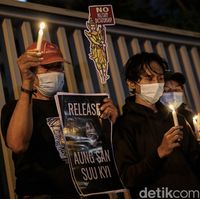 Aksi dukungan untuk Myanmar digelar di depan Kantor ASEAN, Jakarta. Massa tampak membawa poster dan lilin saat ikut serta dalam aksi tersebut