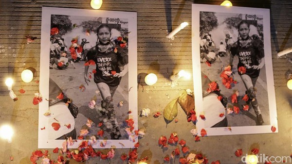 Aksi dukungan untuk Myanmar digelar di depan Kantor ASEAN, Jakarta. Massa tampak membawa poster dan lilin saat ikut serta dalam aksi tersebut