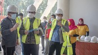 Selain itu, Deni dan Gibran juga meninjau progres proyek pembangunan gor indoor Manahan.  