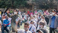 Wakil Bupati Kabupaten Tasikmalaya, Deni R Sagara, bersama Walikota Solo, Gibran Rakabuming Raka, berkunjung ke berbagai sekolah di Tasikmalaya dalam rangka melaksanakan CSR berupa pembagian hp kepada siswa/orang tua siswa yang tidak mampu.  