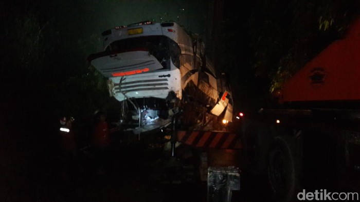 Proses evakuasi bus yang masuk jurang di Sumedang, Jawa Barat. (Foto: M Rizal)