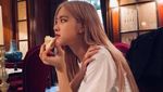 Cantiknya Rose BLACKPINK Saat Makan Roti dan Tempura