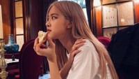 Pergi kulineran di restoran mewah yang tampak klasik, Rose terlihat menikmati roti dan secangkir kopi. Foto: Instagram @roses_are_rosie
