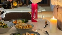 Saat Natal tahun lalu, Rose tampak menikmati beragam makanan dan wine. Ada pasta, salad, dan baked vegetables. Foto: Instagram @roses_are_rosie
