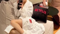 Rose pernah mendapatkan kiriman paket dari Netflix. Salah satunya tempat minum yang langsung ia pakai saat itu. Foto: Instagram @roses_are_rosie