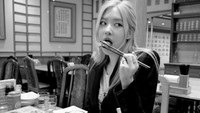 Suka menikmati makanan enak di restoran, begini momennya saat menikmati tempura di salah satu restoran. Foto: Instagram @roses_are_rosie