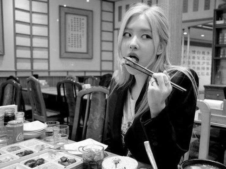Cantiknya Rose BLACKPINK Saat Makan Roti dan Tempura