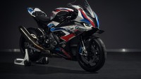 Motor safety bike BMW M 1000 RR didandani corak warna yang sama dengan motor M 1000 RR yang mengikuti kejuaraan dunia Superbike. Foto: Dok. BMW