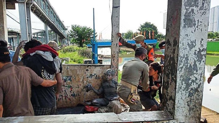 Satpol PP Jakarta Barat menjaring manusia silver di Daan Mogot. Foto dikirim Kasatpol PP Jakbar Tamo Sijabat.
