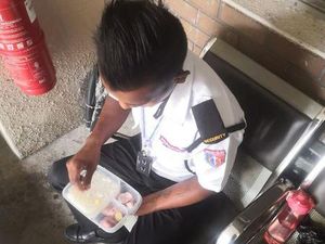 Sedih! Demi Keluarga, Satpam Ini Rela Makan Nasi dengan Bawang Mentah