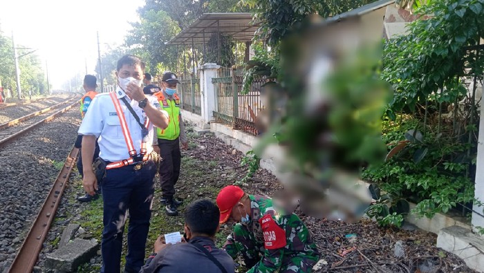 Seorang kakek ditemukan tewas tertancap di pagar Stasiun Lenteng Agung, Jaksel. Foto diirim Lurah Lenteng Agung Bayu Pasca Soengkono.