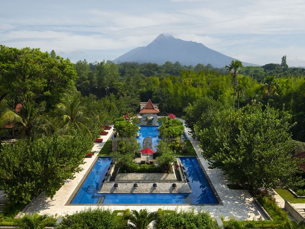Dengan luas 5,4 hektar, hotel ini dikelilingi oleh taman tropis dengan pemandangan Gunung Merapi sebagai latar belakangnya. Hanya dengan 7 menit berkendara dari Bandara Adisucipto, Anda akan disambut dengan bangunan megah bernuansa Klasik Jawa. Foto: Sheraton Mustika Yogyakarta