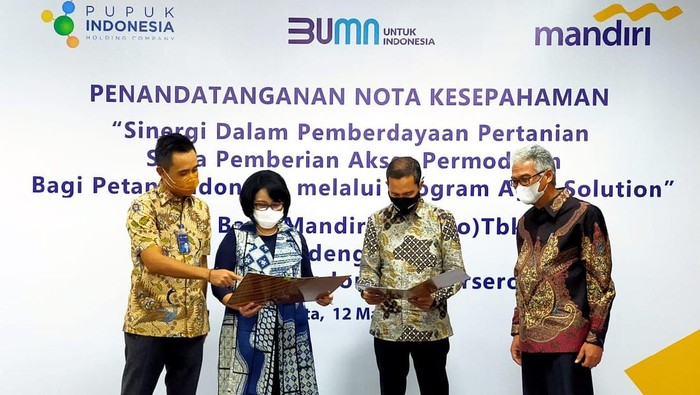 Sinergi Memberdayakan Kelompok Tani Bank Mandiri bersinergi dengan PT Pupuk Indonesia (Persero) dalam pemberdayaan petani binaan melalui pemberian akses permodalan.