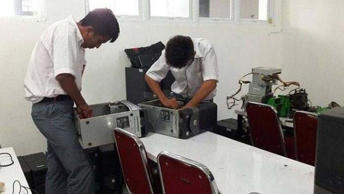 Siswa SMK Merakit Komputer