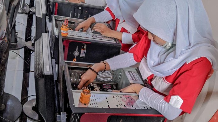 Siswa SMK Merakit Komputer