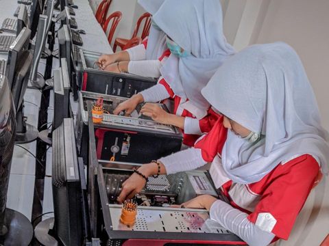 Siswa SMK Merakit Komputer