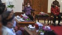 Gubernur Bali Wayan Koster (kiri) berbincang dengan Wakil Ketua Umum Bidang Organisasi, Keanggotaan dan Pemberdayaan Daerah Kamar Dagang dan Industri (Kadin) Indonesia, Anindya Bakrie (kanan) bersama dengan beberapa pengurus Kadinda saat berkunjung ke Rumah Jabatan Gubernur Bali, untuk membahas rencana penyelenggaraan Munas Kadin, di Denpasar, Bali, Jumat (12/3).