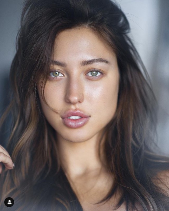 Hubungan asmara Stefanie Gurzanski dan konglomerat AS Stephen J Cloobeck terungkap setelah adanya gugatan dari sang jutawan ke Pengadilan Los Angeles. Dalam gugatan tertanggal 8 Maret 2021 yang dilayangka, Cloobeck menuduh Gurzanski telah berbohong soal identitasnya. Foto: Dok. Instagram @stefaniegurzanski