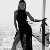 Gugatan tersebut juga mengungkap kelakuan Stefanie Gurzanski  untuk menguatkan klaim Cloobeck. Salah satu contoh perbuatan tak terpuji Gurzanski yang mengganggu kehidupan pribadi Cloobeck adalah  berpose tanpa busana, menggunakan yarmulke dari acara bar mitzvah putranya, demikian bunyi gugatan Cloobeck seperti dikutip Daily Mail.  Banya foto yang diunggah Gurzanski di media sosial dan OnlyFans memperlihatkan barang dan properti mewah milik Cloobeck, tambahnya. Foto: Dok. Instagram @stefaniegurzanski