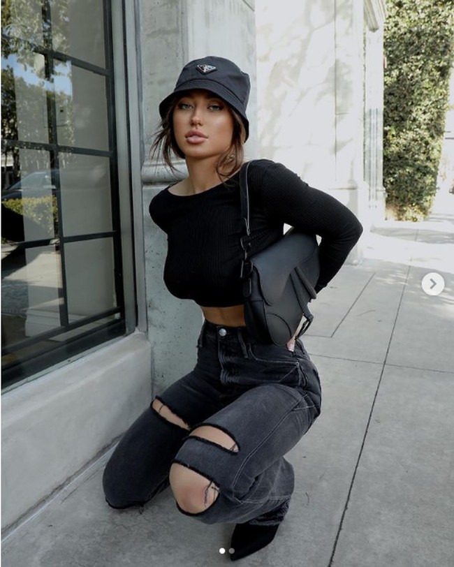 Selain gugatan terkait foto seksi di rumah Cloobeck, Gurzanski juga harus menghadapi tuntutan atas pemakaian kartu kredit secara ilegal. Ia menggunakan kartu kredit Cloobeck untuk membeli tas Louis Vuitton seharga US$ 26.323. Disebutkan pula di gugatan itu, bahwa Gurzanski juga memakainya untuk membeli 100 bikini dan beberapa lingerie yang kemudian digunakan untuk foto pornonya di OnlyFans. Foto: Dok. Instagram @stefaniegurzanski