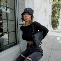 Selain gugatan terkait foto seksi di rumah Cloobeck, Gurzanski juga harus menghadapi tuntutan atas pemakaian kartu kredit secara ilegal. Ia menggunakan kartu kredit Cloobeck untuk membeli tas Louis Vuitton seharga US$ 26.323. Disebutkan pula di gugatan itu, bahwa Gurzanski juga memakainya untuk membeli 100 bikini dan beberapa lingerie yang kemudian digunakan untuk foto pornonya di OnlyFans. Foto: Dok. Instagram @stefaniegurzanski