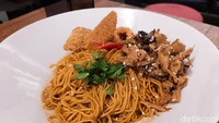 Ada juga menu harian Mie Yamin Shitake (Rp 50 ribu). Porsinya lumayan banyak, jadi cocok untuk jadi menu sharing. Kamu bisa memilih mie yamin dengan cita rasa gurih atau asin di sini. Foto: detikFood/Yenny Mustika Sari
