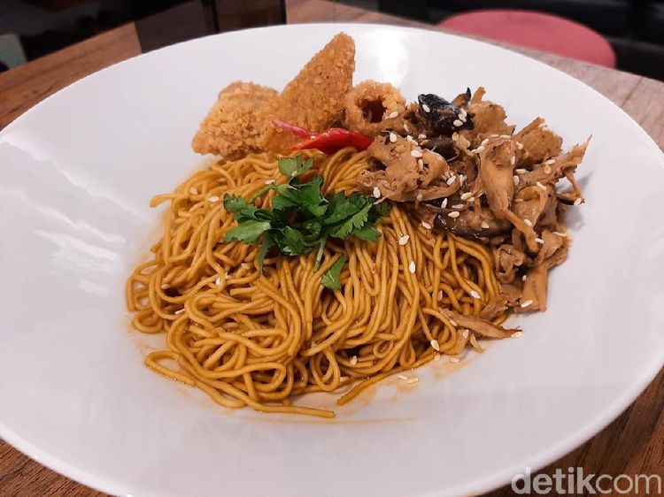 Nikmatnya Makan Mie Yamin Shitake Ditemani Musik Piringan Hitam