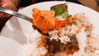 Nasinya terasa pulen dengan porsi besar. Di sampingnya ada megono atau urap nangka khas Tegal, Jawa Tengah yang gurih dan berempah. Salmon panggangnya menggunakan potongan besar dengan tekstur yang juicy dan rasanya gurih serta aroma kecombrang yang kuat. Foto: detikFood/Yenny Mustika Sari