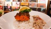 Menu makanan yang ditawarkan oleh SUBO dibuat homemade oleh pemiliknya yaitu Intan. Ada beberapa menu harian dan spesial yang berbeda setiap harinya. Seperti Nasi Salmon Megono (Rp 85 ribu) ini. Foto: detikFood/Yenny Mustika Sari