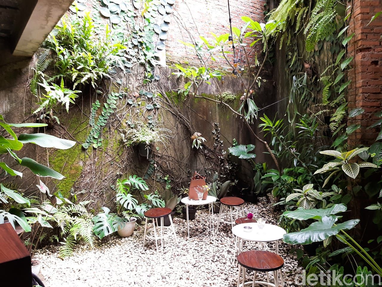 SUBO: Listening Bar Tersembunyi di Kawasan Cipete Utara, Jakarta Selata. Bisa menikmati musik dari piringan hitam (vinyl) dan menyantap coffee mocktail serta makanan homemade lezat.