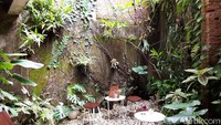 Tak hanya indoor, tapi ada juga area outdoor yang tampak asri. Cocok buat kamu yang ingin melepas penat. Foto: detikFood/Yenny Mustika Sari