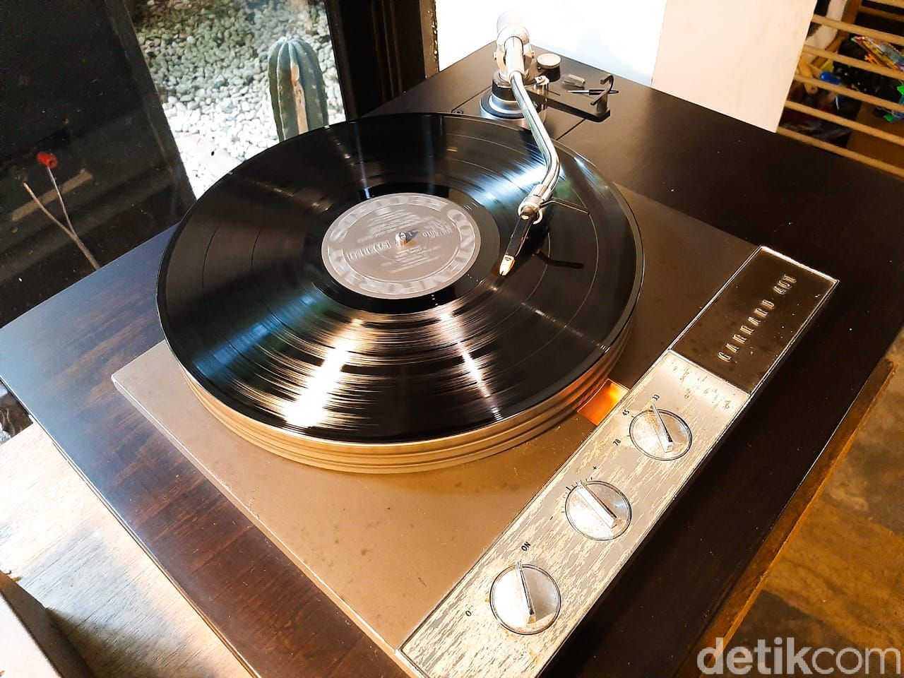 SUBO: Listening Bar Tersembunyi di Kawasan Cipete Utara, Jakarta Selata. Bisa menikmati musik dari piringan hitam (vinyl) dan menyantap coffee mocktail serta makanan homemade lezat.