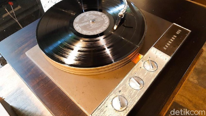 SUBO: Listening Bar Tersembunyi di Kawasan Cipete Utara, Jakarta Selata. Bisa menikmati musik dari piringan hitam (vinyl) dan menyantap coffee mocktail serta makanan homemade lezat.