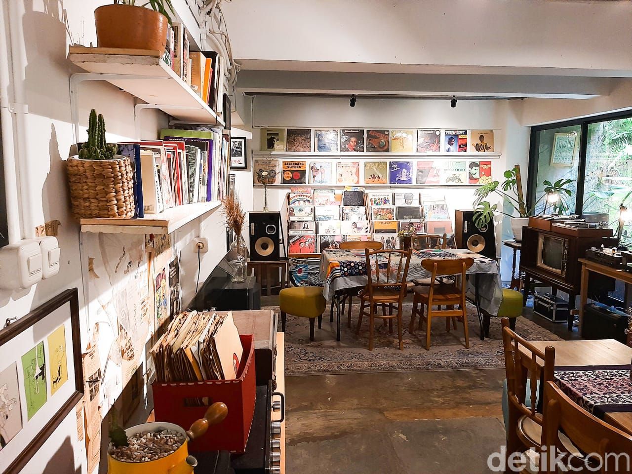 SUBO: Listening Bar Tersembunyi di Kawasan Cipete Utara, Jakarta Selata. Bisa menikmati musik dari piringan hitam (vinyl) dan menyantap coffee mocktail serta makanan homemade lezat.