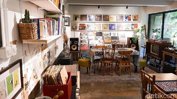 SUBO: Listening Bar Tersembunyi di Kawasan Cipete Utara, Jakarta Selata. Bisa menikmati musik dari piringan hitam (vinyl) dan menyantap coffee mocktail serta makanan homemade lezat.