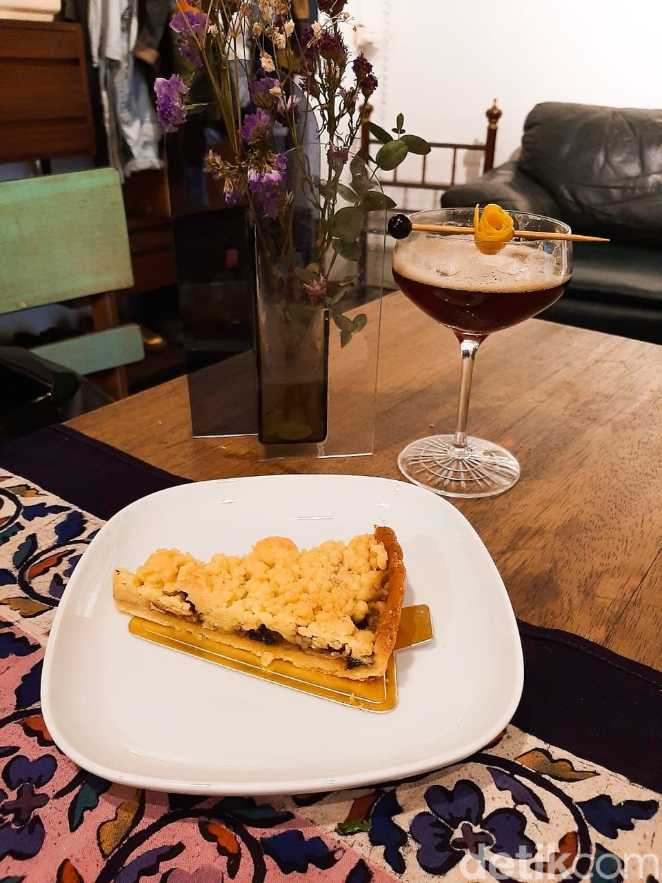 SUBO: Listening Bar Tersembunyi di Kawasan Cipete Utara, Jakarta Selata. Bisa menikmati musik dari piringan hitam (vinyl) dan menyantap coffee mocktail serta makanan homemade lezat.