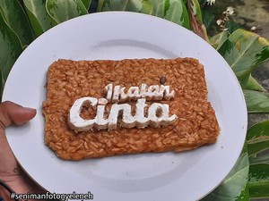 Kreatif! Pria Ini Bikin Tempe Goreng Bertuliskan Ikatan Cinta