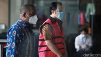 Selain Jimmy, Kejagung turut menetapkan 8 orang tersangka dalam kasus ini di antaranya Mayjen Purn Adam Rachmat Damiri sebagai Direktur Utama PT Asabri periode 2011-2016, Letjen Purn Sonny Widjaja sebagai Direktur Utama PT Asabri periode 2016-2020, Bachtiar Effendi sebagai Kepala Divisi Keuangan dan Investasi PT Asabri periode 2012-2015, Hari Setianto sebagai Direktur Investasi dan Keuangan PT Asabri periode 2013-2019, Ilham W Siregar sebagai Kepala Divisi Investasi PT Asabri periode 2012-2017, Lukman Purnomosidi sebagai Presiden Direktur PT Prima Jaringan, Heru Hidayat sebagai Presiden PT Trada Alam Minera, serta Benny Tjokrosaputro sebagai Komisaris PT Hanson International Tbk.