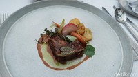 Ada beberapa hidangan yang disediakan Executive Chef The Trans Resort Bali, Chef Amaury Belkhanfar. Salah satu menu andalannya yaitu La Sourie DAgneau, daging kambing yang dipadukan dengan sayuran dan kentang panggang serta saus khas Prancis. 