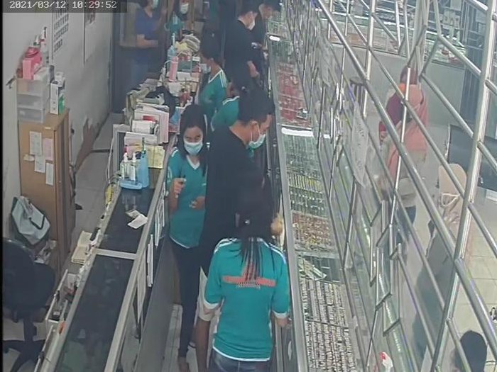 Sebuah toko emas di Kecamatan Genteng Banyuwangi dirampok 4 pria tak dikenal. Sebanyak 3,7 kilogram emas mereka rampas dari toko tersebut.
