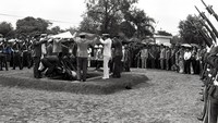 Keluarga dan pemerintah mengikuti wasiat tersebut. Dengan diantar ribuan orang, Bung Hatta dimakamkan dengan upacara kenegaraan di TPU Tanah Kusir, di antara kuburan rakyat Indonesia, esok harinya. Betapapun jasad Bung Hatta amat pantas berada di taman makam pahlawan nasional. dok.TEMPO/Bachrun S/A. Muthalib