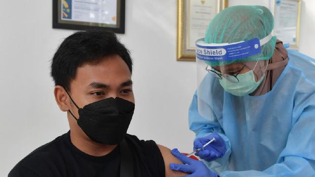 Atlet angkat besi Eko Yuli Irawan saat ikut Vaksinasi COVID-19 Tahap Kedua di RSON, Cibubur, Jakarta, pada Jumat (12/3/2021).