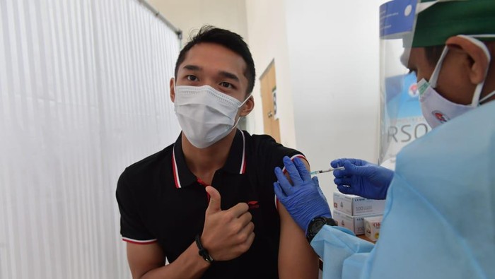 Atlet bulutangkis Jonatan Christie saat ikut Vaksinasi COVID-19 Tahap Kedua di RSON, Cibubur, Jakarta, pada Jumat (12/3/2021).