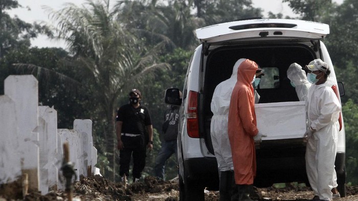 Virus Corona Masih Berbahaya di Tengah Mutasi-Vaksinasi di Indonesia Kasus COVID-19 di Indonesia terus bertambah. Jumlah kasus COVID-19 kian bertambah di tengah gerakan vaksinasi yang gencar dilakukan dan ancaman mutasi Corona.